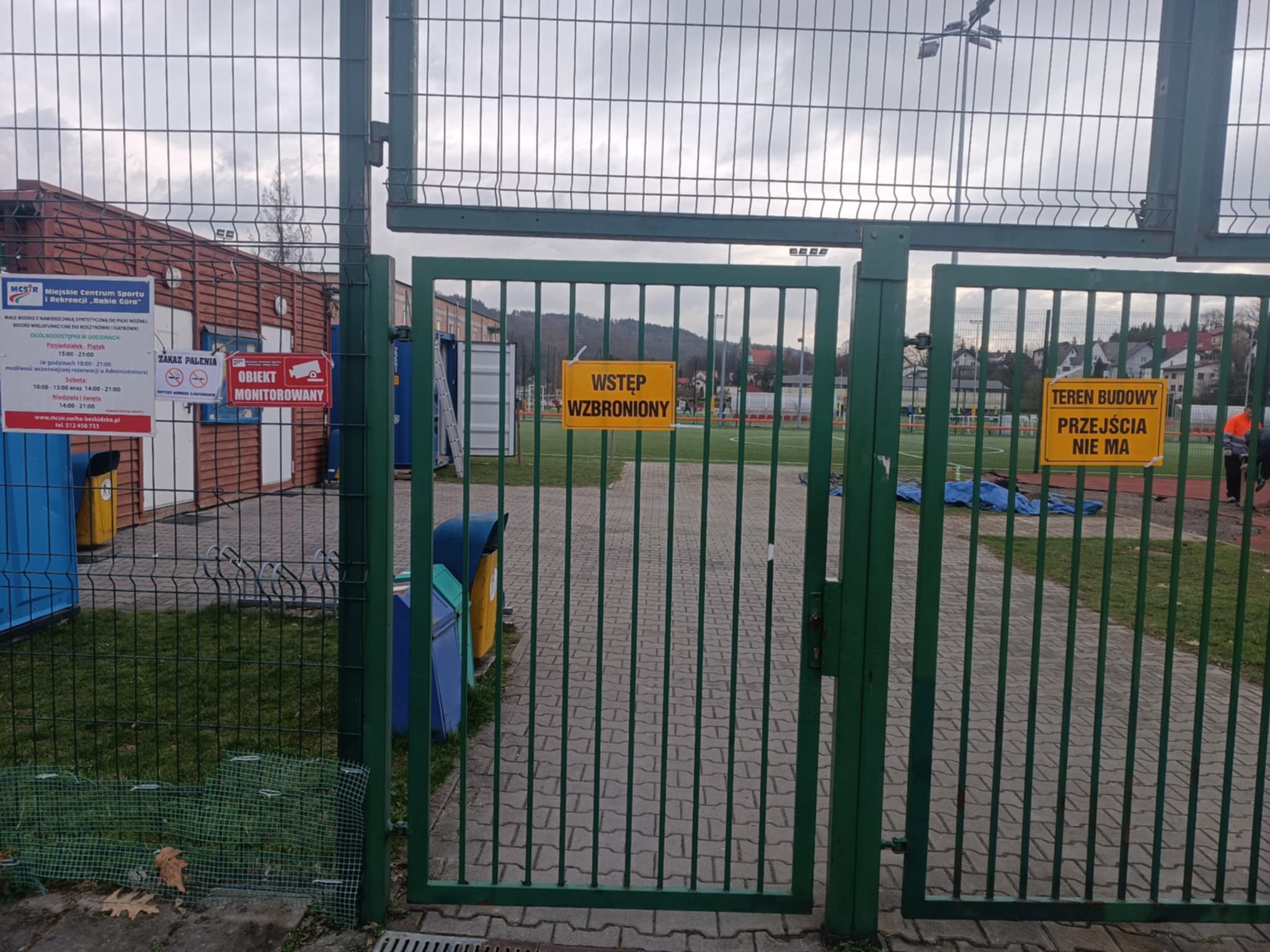 Zdjęcie zamkniętego boiska
